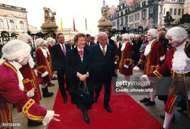 Kurt Biedenkopf, Ministerpräsident von Sachsen, und seine Gattin Ingrid bei der Eröffnung des Hotels Kempinski in Dresden im März 1995.