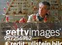 Ein Seiffener Kunsthandwerker bestückt einen Schwibbogen mit elektrischer Beleuchtung. Der Familienbetrieb im Erzgebirge stellt seit über 100 Jahren...