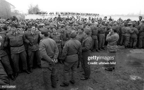 Grenzsoldaten der DDR bilden Sperrketten, um den Ansturm der Massen am provisorisch eingerichteten Grenzübergang am Potsdamer Platz in geordnete...