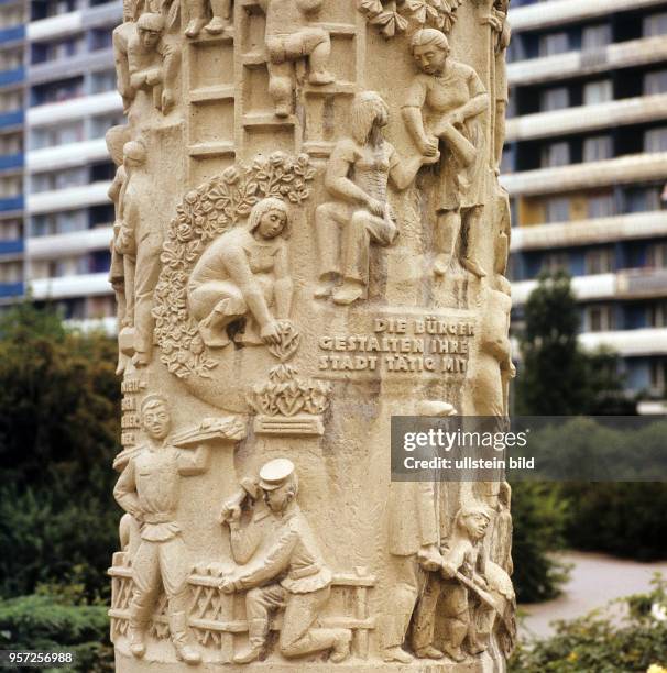 Eine Säule in Halle-Neustadt, geschaffen vom Künstler Rudolf Hilscher, stellt Bürger von Halle-Neustadt dar, die als "Aufbauhelfer" ihre Stadt mit...