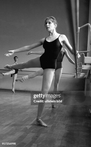 Schülerinnen der Palucca Schule Dresden üben Ballettposen, aufgenommen 1989. Die Tanzschule wurde 1925 von der deutschen Tänzerin und Tanzpädagogin...