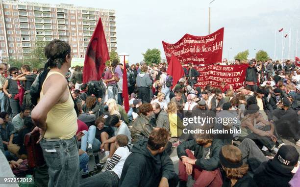 Nach den tagelang andauernden ausländerfeindlichen Krawallen in Rostock-Lichtenhagen findet am 29.8.1992 an gleicher Stelle eine Demonstration gegen...