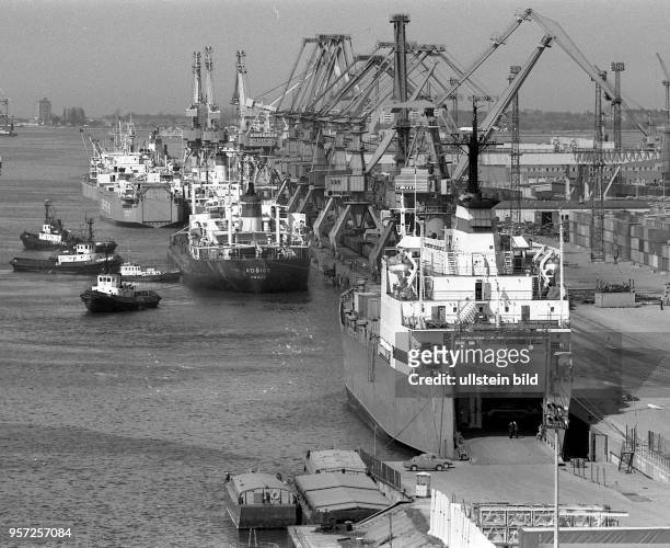 In den zweieinhalb Jahrzehnten machten im Überseehafen Rostock fast 60 000 Schiffe unter 67 Flaggen fest und löschten oder luden 265 Mio Tonnen Güter...