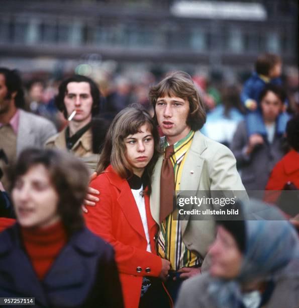 Jugendliche in Berlin bei einer Veranstaltung anlässlich des 25. Jahrestages der DDR im Oktober 1974. Foto. Wilfried Glienke