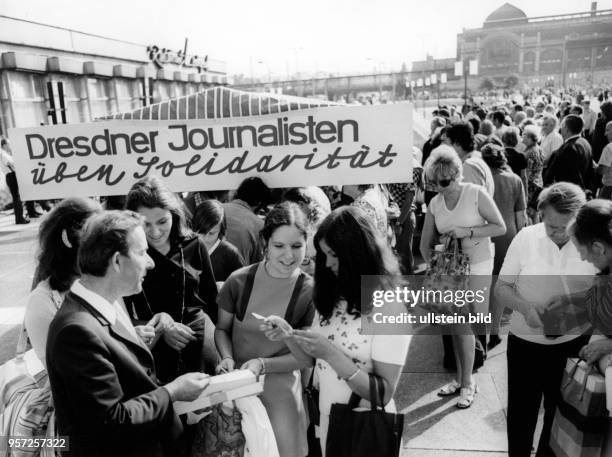 Journalisten aus Dresden üben Solidarität durch Losverkauf, aufgenommen 1984. Der Erlös solcher Solidaritätsaktionen kam gemeinnützigen Projekten und...