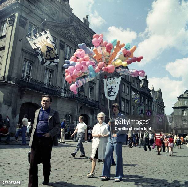 Volksfest zu Pfingsten in der Altstadt von Posen. Ein Händler bietet bunte figürliche Luftballons zum Verkauf an, aufgenommen am .