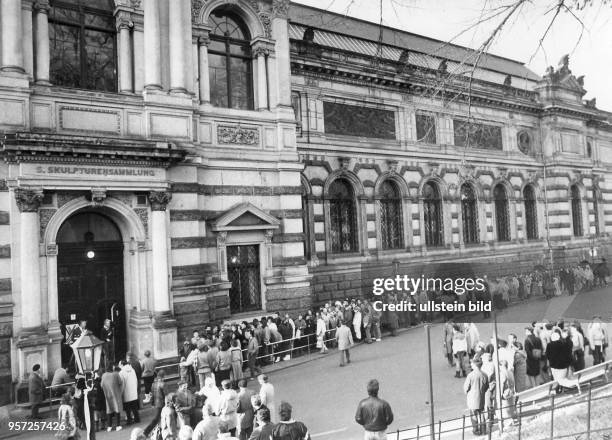 In langen Schlangen stehen die Menschen vor dem Albertinum in Dresden, um die Werke der X. Kunstausstellung der DDR zu sehen, aufgenommen im Herbst...