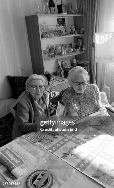 Zwei Seniorinnen diskutieren im Feierabendheim am Weidenweg in Ost-Berlin über Zeitungsberichte, aufgenommen 1981.