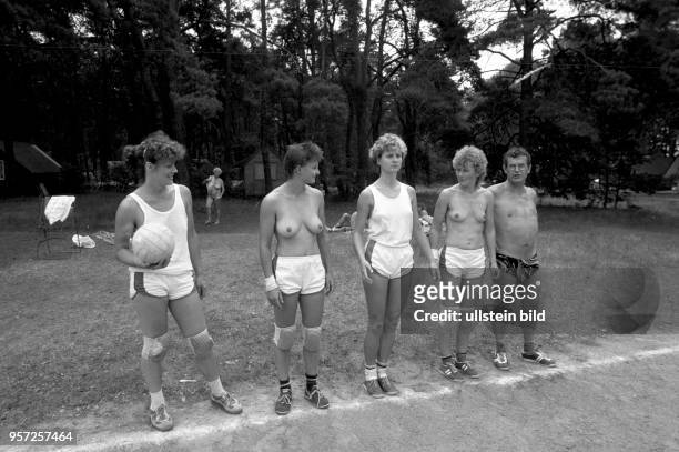 Eine Gruppe halbnackter Frauen spielt auf einem Sportplatz am Zeesener See in Senzig-Waldesruh, wo versteckt in waldreicher Gegend das über 60 Jahre...