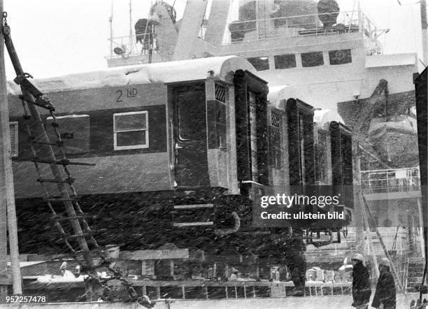 Unter extremen Winterbedingungen werden für den westafrikanischen Staat Ghana bestimmte Reisezugwagen verschifft, aufgenommen im Winter 1985 im...
