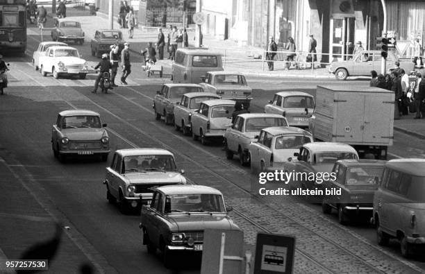 An der Straßenkreuzung am Thälmannplatz in Cottbus regeln Verkehrspolizisten den Verkehr per Hand, aufgenommen im Jahr 1978. Wegen ihrer weißen...