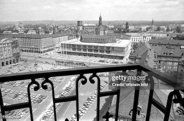 Blick im Jahre 1982 von der Dresdner Kreuzkirche auf den Altmarkt und den Kulturpalast. Er wurde 1969 eröffnet. Im Kulturpalast gibt es einen großen...