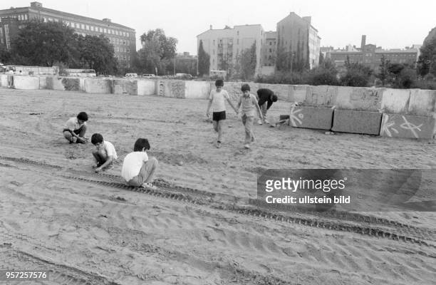 Kinder spielen am ehemaligen Todesstreifen der Berliner Mauer nahe Leipziger Straße/Potsdamer Platz, wo die Grenze zwischen den Berliner...