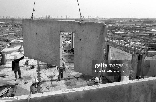 Bauarbeiter bei der Montage der Platten für einen Neubau im nordwestlich gelegenen Rostocker Stadtteil Groß Klein, aufgenommen 1980. Die...