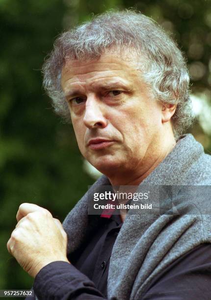 Der Komponist und Dirigent Prof. Udo Zimmermann, aufgenommen im Sommer 1994 vor seinem Haus in Dresden-Loschwitz. Udo Zimmermann wurde am 06. Oktober...