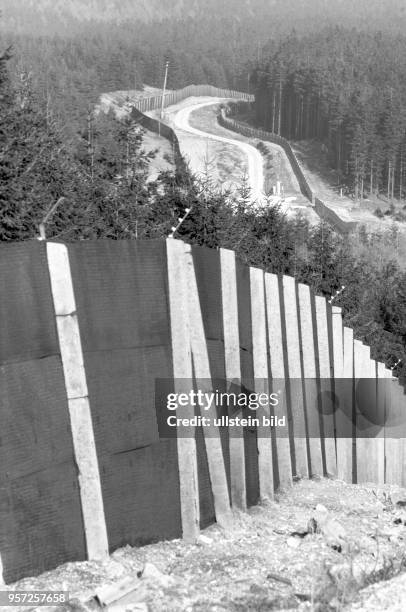 Rechter und linker Metallgitterzaun der DDR-Grenzanlagen im Oberharz im Grenzgebiet der innerdeutschen Grenze zwischen Sachsen-Anhalt und...