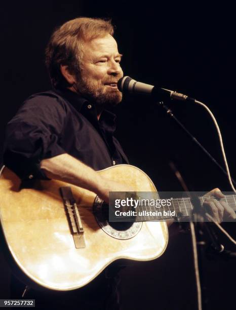 Der Sänger Franz Josef Degenhardt tritt im Februar 1986 beim Festival des politischen Liedes im Palast der Republik in Ostberlin auf. Der...