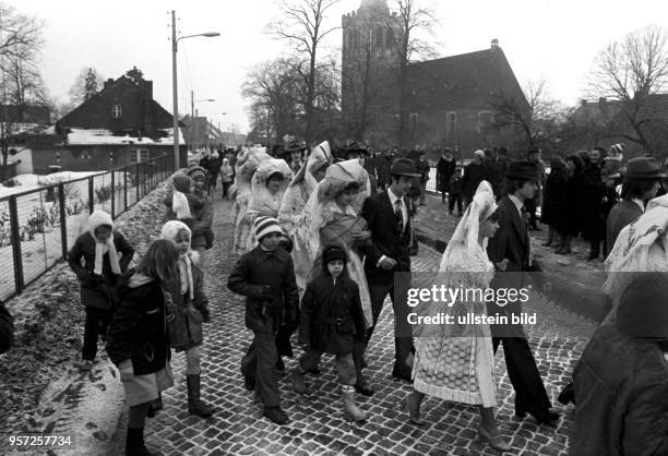 Junge Paare feiern bei kaltem Winterwetter die niedersorbische Fastnacht, genannt Zapust, am im Spreewaldort Werben . Höhepunkt des früher eine ganze...