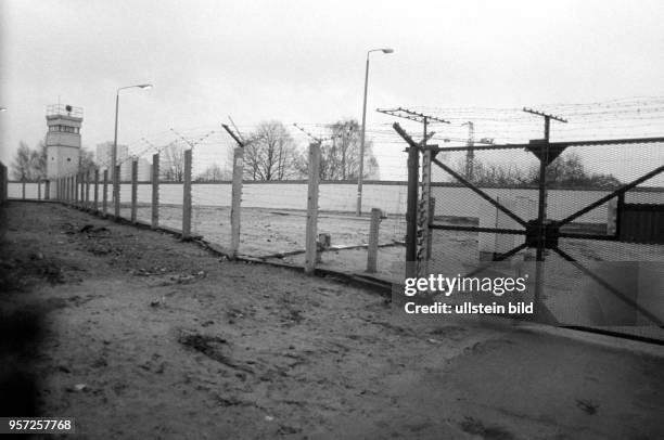 Grenzanlagen der Berliner Mauer in Berlin-Treptow in der Nähe der Kiefholzstraße, die den Ost- und West-Teil der Stadt voneinander trennen,...