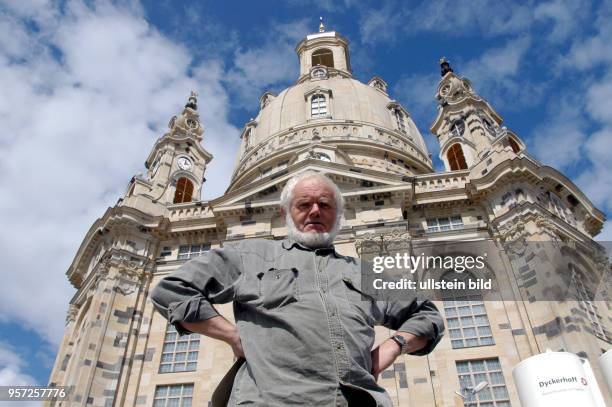 Der Dresdner Bildhauer Vinzenz Wanitschke posiert im Oktober 2004 vor der Frauenkirche in Dresden. Er schuf nach alten Fotos die Hauptfiguren für den...