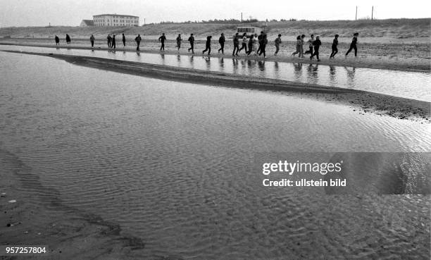 Kurpatienten bei einem zünftigen Lauf am Ostseestrand bei Neuhaus auf dem Fischland, aufgenommen in den 1980er Jahren. Zum Gesundheitstraining...