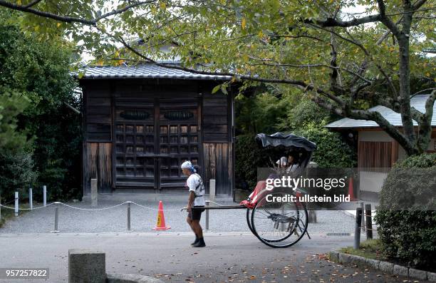 Die alte Kaiserstadt Kyoto mit ihren Gassen, modernen Bauten und kunstvollen Garten- und Parkanlagen wurde bereits 794 gegründet, aufgenommen im...