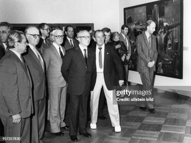 Partei- und Staatschef Erich Honecker besucht in Begleitung von Horst Sindermann und Willi Stoph am die X. Kunstausstellung der DDR in Dresden....