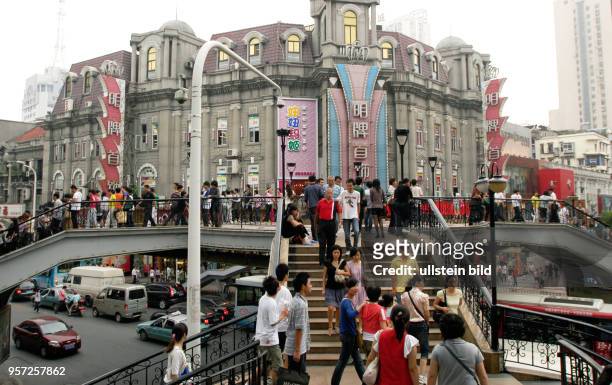 Passanten auf einer Fußgängerbrücke im Zentrum der Altstadt von Wuhan, aufgenommen am . Wuhan ist Hauptstadt der Provinz Hubei. Rund 5.200000...
