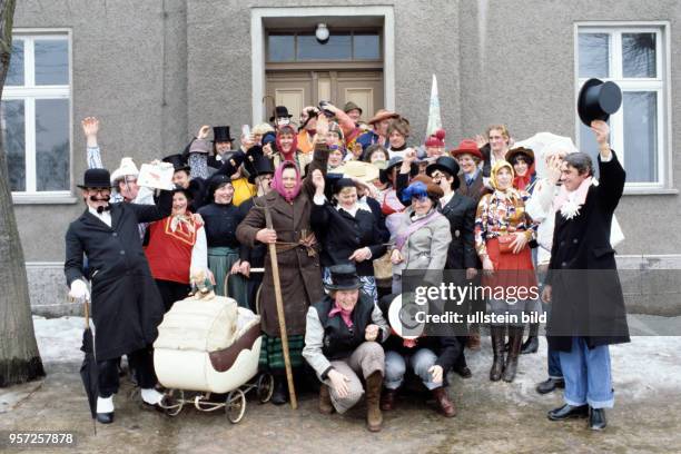 Fasching in Frauenhorst, einem kleinen Stadtteil von Herzberge in Brandenburg. In einem Umzug ziehen Kostümierte und Kinder durch den tristen Ort von...