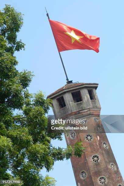 Blick auf den Flaggenturm Cot Cot aus dem frühen 19. Jahrhundert mit der vietnamesischen Staatsflagge in Hanoi, der Hauptstadt der Sozialistischen...