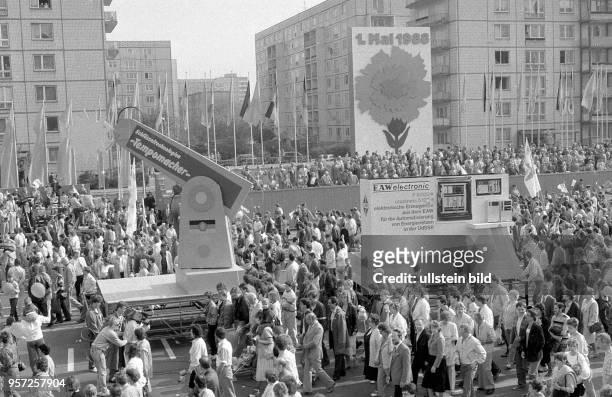Demonstranten winken dem Vorsitzenden des Staatsrates der DDR Erich Honecker und anderen Funktionären der DDR-Partei- und Staatsführung auf der...