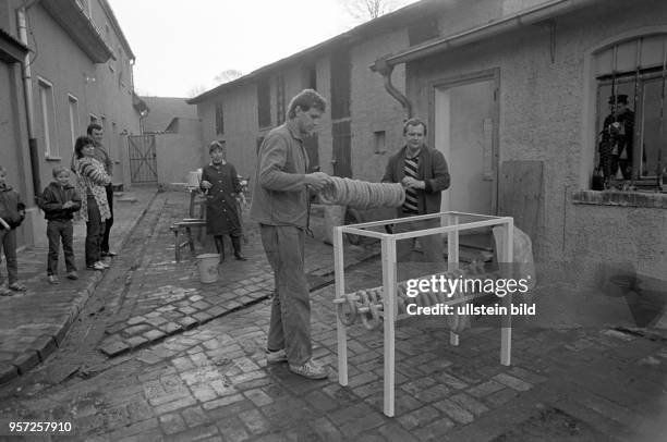 Schlachtfest Ende November 1986 in Oberhütte bei Eisleben im Mansfelder Land: Der gemeinschaftlichen Schlachtung des Tieres folgt in der Regel ein...