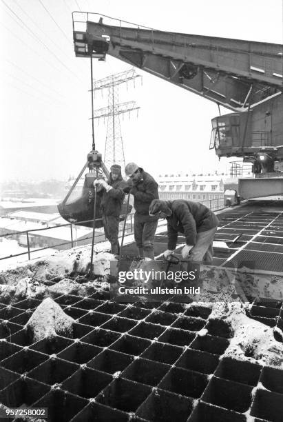 Mitarbeiter vom Kraftwerk Nossener Brücke in Dresden erhielten im Januar 1987 die Kohle direkt aus der Grube per Bahn geliefert. Oft war sie in den...