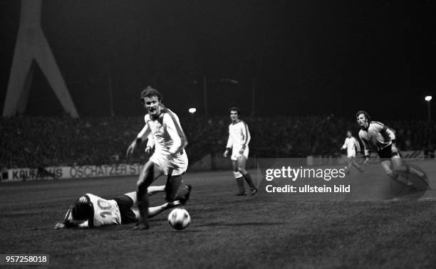 Im UEFA-Pokal spielt SG Dynamo Dresden am 30.9.1981 im Dynamo-Stadion in Dresden gegen Zenit Leningrad und gewinnt 4:1. Heute ist Zenit St....