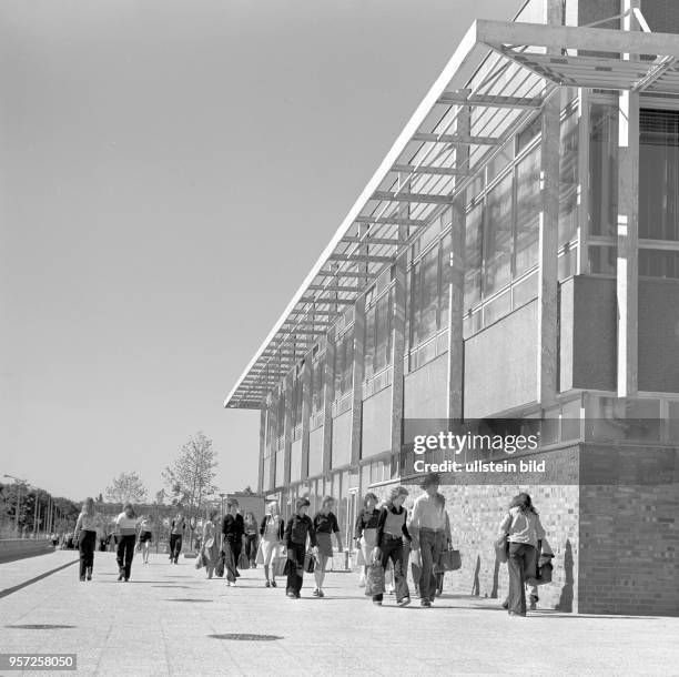 Studenten am neuen Bildunsgzentrum in Cottbus, undatiertes Foto vom September 1975. Das in den 1970er Jahren erbauten Bildungszentrum vereinte eine...