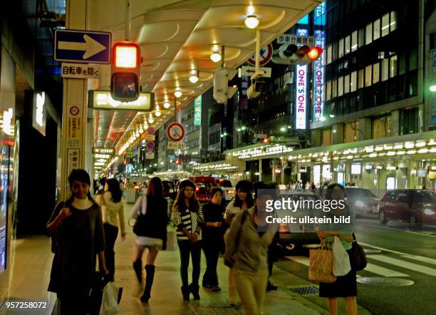 Japan / Kyoto / Abendlicher Straßenverkehr und Einkaufstrubel in der alten Kaiserstadt Kyoto, aufgenommen im Oktober 2009. Teile der Bürgersteige und...