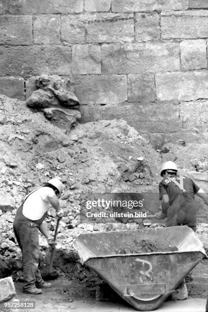 Bauarbeiter legen im Kellergewölbe in der Ruine der Frauenkirche in Dresden während der Sicherungsarbeiten und der Beräumung des Schutts ein...