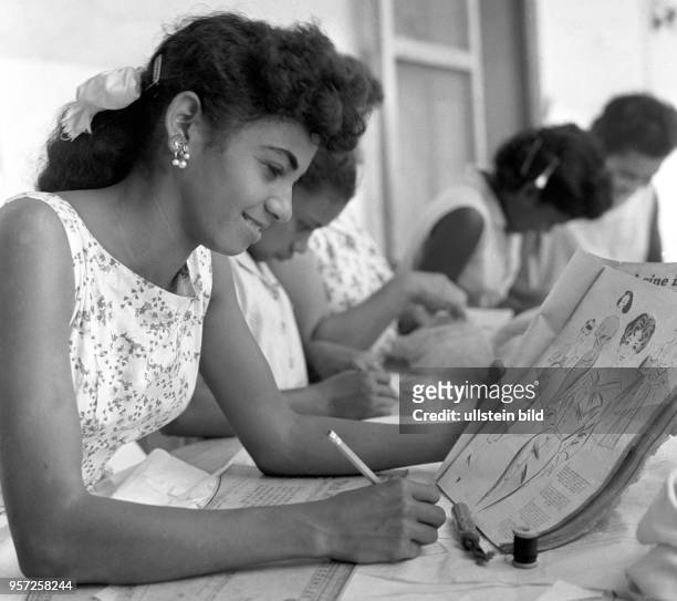 Modegestalterinnen an einer Fachschule in Havanna zeichnen Skizzen, aufgenommen 1962.