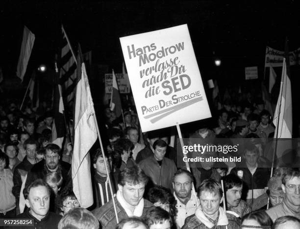 Im Februar 1990 findet auf dem Theaterplatz eine der letzten Montagsdemonstrationen in Dresden statt. Fast alle Transparente haben mit Losungen wie...