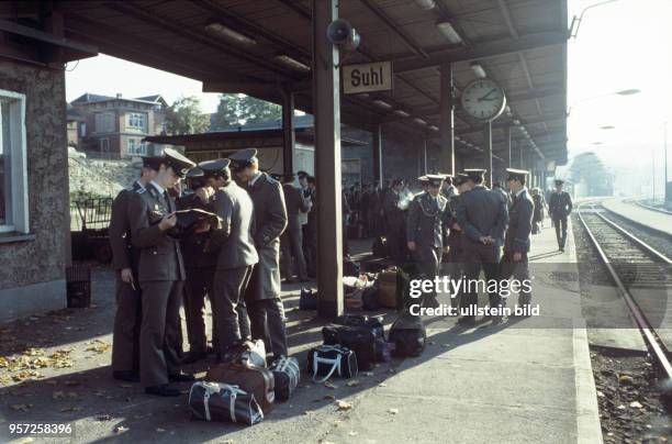 Offiziersschüler der Offiziershochschule der Grenztruppen der DDR "Rosa Luxemburg" in Suhl bei der Heimreise auf dem Bahnhof Suhl, undatiertes Foto...