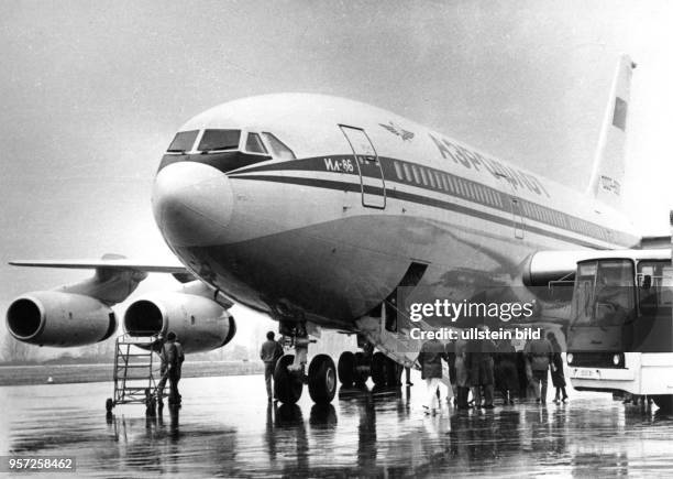 Ein Flugzeug der russischen Fluggesellschaft Aeroflot vom Typ Iljuschin Il-86 steht auf dem Flughafen in Dresden für die Passagiere bereit,...