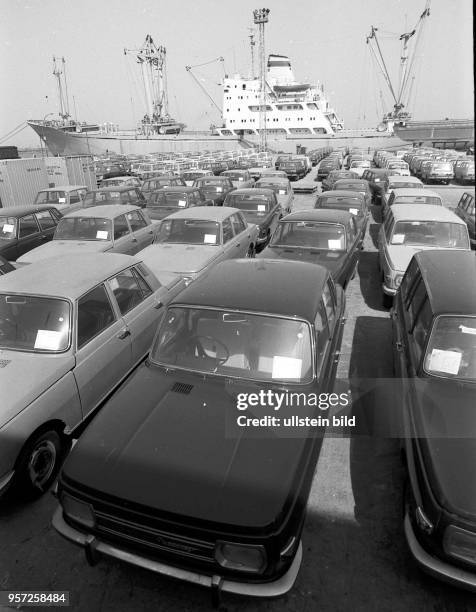 Im Überseehafen von Rostock stehen Pkw vom Typ "Wartburg" für den Umschlag und Abtransport nach Großbritannien, aufgenommen 1985. Die Fahrzeuge...