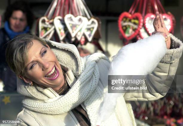 Die deutsche Sängerin Petra Zieger probiert die Zuckerwatte auf dem Striezelmarkt in Dresden, aufgenommen im Dezember 2003. Der Dresdner...