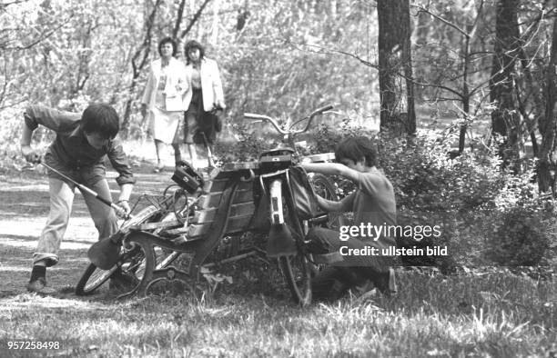 Reifenpanne: Zwei Jungen präparieren ihr Fahrräder, um danach wieder "auf Tour" gehen zu können, aufgenommen in Berlin-Weißensee Anfang der 1980er...