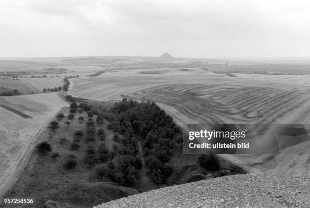 Blick über eine Felder-Landschaft bei Volkstedt nahe Eisleben im Mansfelder Land, aufgenommen am . Im Hintergrund ist die Halde einer Schachtanlage...