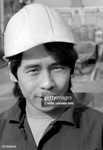 Ein vietnamesischer Arbeiter im Betonwerk Grünauer Strasse in Berlin , aufgenommen 1989. Ausländische Arbeitskräfte, die in der Regel organisiert zur...