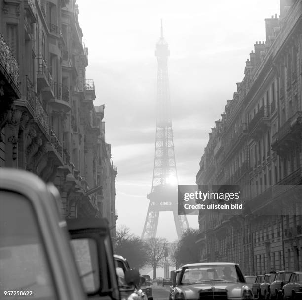 Blick auf den von Wolken verhangenen Eiffelturm, aufgenommen im November 1970 in Paris. Der Turm ist das Wahrzeichen der Stadt und wurde von 1887 bis...