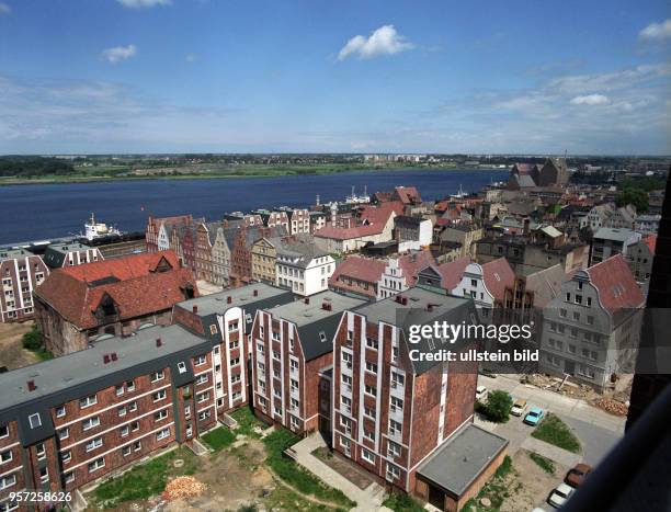 Eingegliedert in Rostocks historische Altstadt entstanden am Stadthafen bis Ende 1985 fünfhundertsechsundachtzig Neubauwohnungen, aufgenommen 1986....