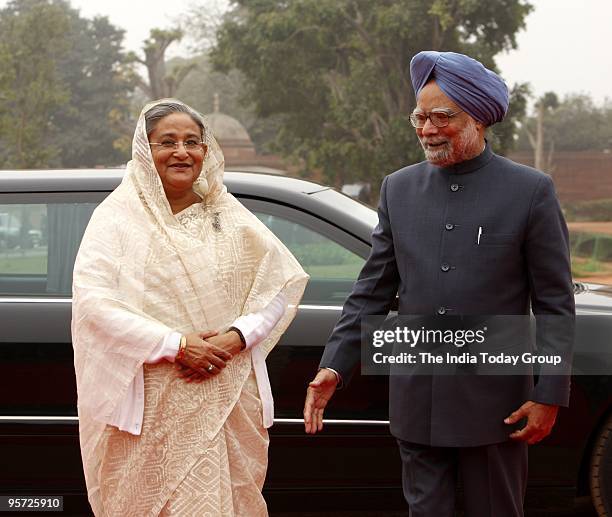 Prime Minister Manmohan Singh welcomes his Bangladeshi counterpart Sheikh Hasina in New Delhi on Monday, January 11, 2010.