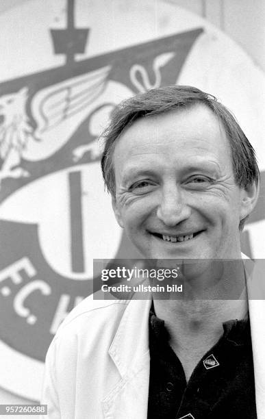 Dieter Schneider, der frühere Torhüter des DDR-Fußball-Oberligisten FC Hansa Rostock, aufgenommen 1990 vor dem Rostocker Hansa-Klubemblem . Der...